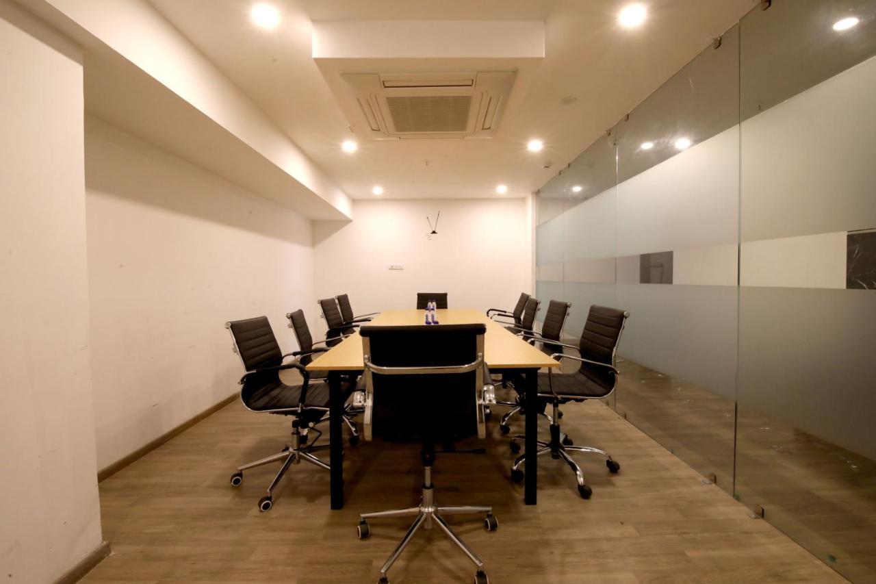 Crayon Hotels Gandhinagar Exterior foto