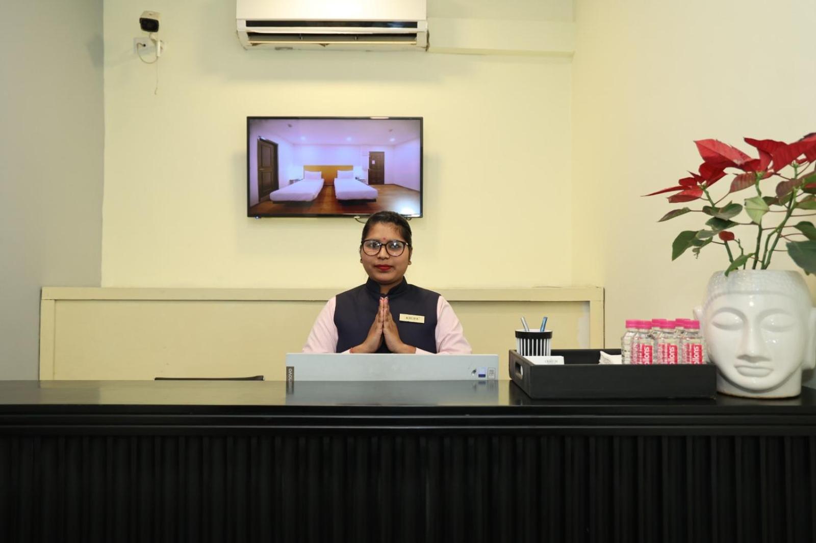 Crayon Hotels Gandhinagar Exterior foto